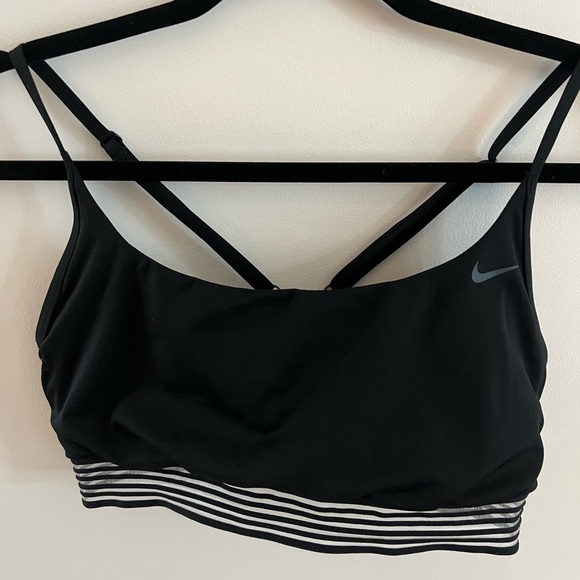 Nike sports bra with band detail - Picture 1 of 4